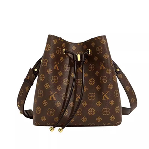 Sac seau tendance Loumixer 2026 pour femme en PVC, grande capacité, imperméable, style bandoulière, très tendance - Product Image 1