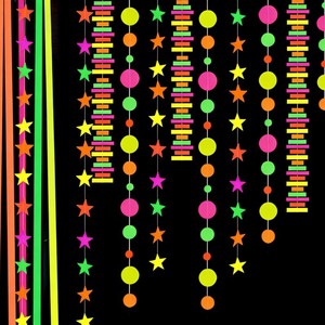 Articles de fête néon lumineux : Bannière Joyeux Anniversaire Let's Glows et guirlande de cercles et points suspendus réactifs à la lumière noire UV - Product Image 1