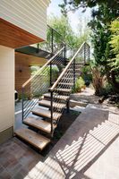 Escalier à poutre unique extérieur en fer tige métallique corde garde-corps en verre conception de pédale en bois avec dessins 3D escaliers extérieurs