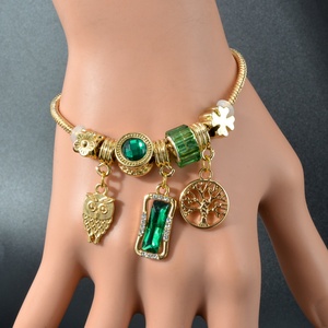 Pulsera Ajustable de Acero Inoxidable con Dijes de Corazón y Flor de Circonita Verde Chapada en Oro de 18k Estilo Europeo para Mujer - Product Image 3