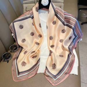 وشاح نسائي جديد كبير مربع الشكل 90 سم بخطوط سوداء وبيضاء، مناسب لجميع المواسم، مصنوع من البوليستر الرقمي للصيف - Product Image 4