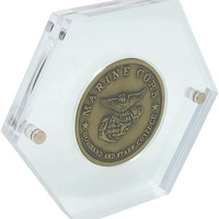 Étui de présentation hexagonal magnétique en acrylique transparent personnalisé pour pièces de monnaie de collection, idéal pour la décoration de bureau à domicile