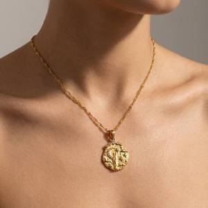 JUSNOVA Collier hypoallergénique en acier inoxydable plaqué or PVD 18K, résistant à l'eau et inaltérable, avec pendentifs croix, crabe, œil porte-bonheur et médaille en forme de haricot - Product Image 2