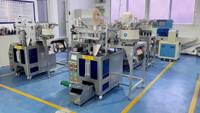 Machine d'emballage automatique à 3 alimentateurs vibrants pour le comptage et l'emballage d'accessoires de meubles, vis, goujons et connecteurs