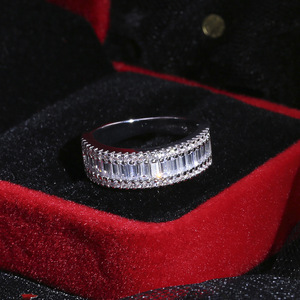 Anello da Donna a Forma di T con Taglio Quadrato e Accenti Scintillanti, Elegante Gioiello Regolabile in Lega per Coppie, Stile Moderno - Product Image 3