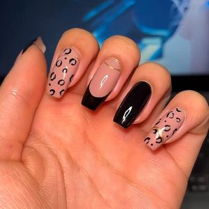 <span class=keywords><strong>Uñas</strong></span> postizas acrílicas de cobertura completa, hechas a máquina, <span class=keywords><strong>con</strong></span> diseño de leopardo negro, estilo French Press, 24 unidades, cuadradas medianas, color nude, <span class=keywords><strong>con</strong></span> línea dorada delgada y adhesivo. - Product Image 1