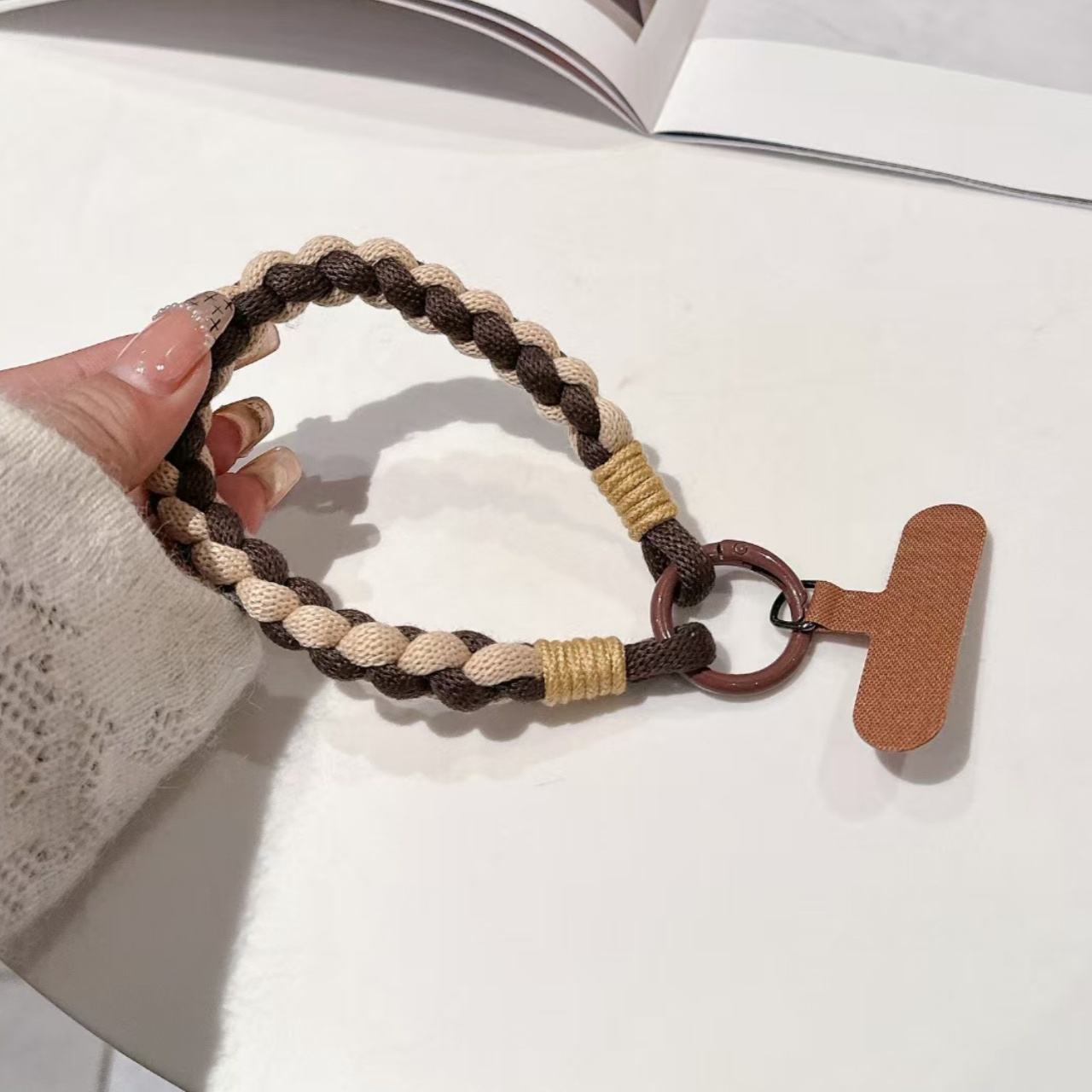 สีน้ำตาลอ่อน