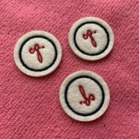 Patch brodé en feutre doux, étiquette brodée avec logo en relief pour vêtement