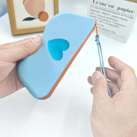 Étui de rangement en silicone en forme de cœur avec fermeture éclair, pochette de rangement cosmétique souple, étui de voyage pour lunettes de soleil