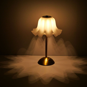 Lampe de table moderne de style mid-century avec abat-jour floral, en bois blanc et cristal, LED E26, lumière chaude 3500K, alimentation CA, décorative, taille moyenne - Product Image 4