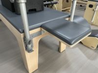 Tempat Tidur Pilates Kayu Terpadu Cadillac Reformer dengan Warna Kustom dan Trapeze Lengkap untuk Latihan Inti di Rumah