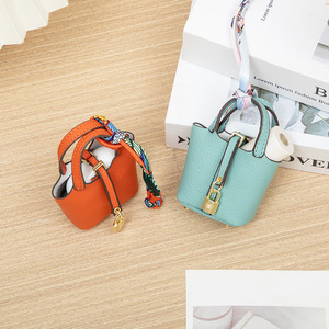 Colgante de PU personalizado con forma de mini cesta, adorno colgante para llaves de coche, dijes bonitos y modernos para monedero y auriculares para mujer - Product Image 3