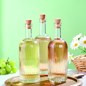 Bouteille à liqueur en verre transparent personnalisée <span class=keywords><strong>de</strong></span> 500 ml, design à rayures verticales, fond épaissi, avec bouchon - Product Image 3