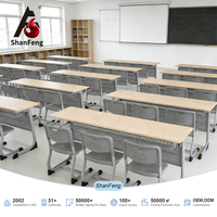 Meubles d'école modernes, bureau et chaise d'élève 3 places avec une plaque de protection avant pour la salle de classe à domicile