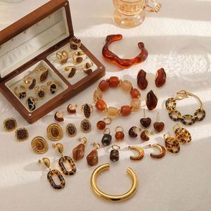 Conjunto de collar, pendientes y anillo de acero inoxidable con circonitas, moderno, sencillo y elegante para mujer, ideal para uso diario. - Product Image 1