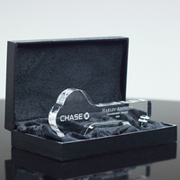 Trophée en cristal trapézoïdal 3D avec gravure personnalisée - Une reconnaissance élégante pour les réalisations professionnelles