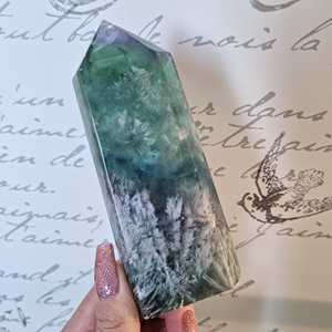 Vente en gros de tours de cristal de quartz fluorite naturelle polie en forme de flocon de neige, pierres de guérison avec ornement en plume pour présentation sur bureau - Product Image 5