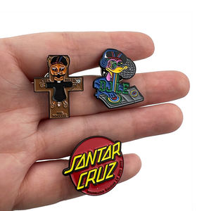 Fornitore all'ingrosso di spille a croce in metallo lucido, spille glitterate, spille rigide anime, spille personalizzate in smalto, spille cartoon - Product Image 1