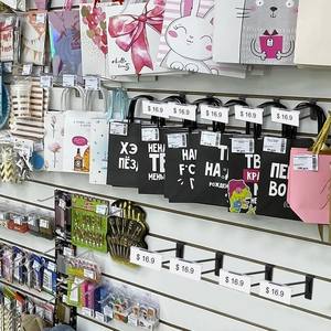 Crochets doubles professionnels de panneau perforé en métal de grande quantité avec le support d'étiquette de prix pour le supermarché - Product Image 2