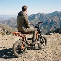 Auffälliges Orange Fatbike mit Schmalen Schutzblechen, Retro-Elektrofahrrad für Gravel- und Bergweg-Erkundungen