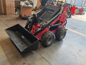 Minicargadora con Motor de Gasolina, Hidráulica Hengli, Garantía de 1 Año, Rodamientos y Bomba de Alta Eficiencia - Product Image 3