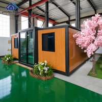 Maison conteneur extensible avec grande entrée vitrée et aménagement flexible à double aile pour projets résidentiels modernes