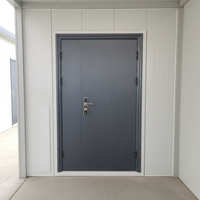Porte battante à panneau plat à rainures verticales pour maison conteneur, cabine portable en acier et dortoir conteneur de chantier