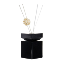 Flacon diffuseur en verre transparent carré de luxe personnalisable en gros de 50 ml, 100 ml, 200 ml avec bouchon en bois à vis personnalisé