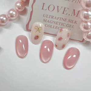 เล็บปลอมเจลแม่เหล็ก Love M Ultrafine Silk ลายการ์ตูนสตรอว์เบอร์รี่โบว์ ขนาดกลาง 24 ชิ้น แบบถอดได้ - Product Image 1