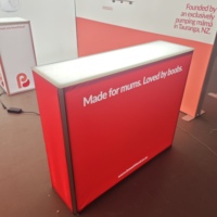 Stand d'exposition modulaire pour produits pour bébés, mur en tissu rétroéclairé SEG pour salon professionnel des produits pour la maternité