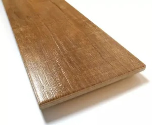 Abu-abu homogen butir kayu terlihat ubin lantai