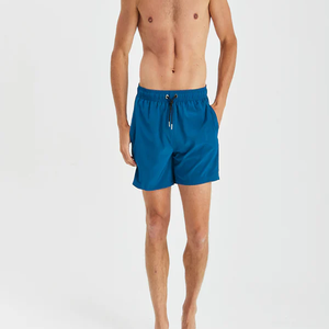 Pantalones cortos de gimnasio para hombre de marca privada con forro de compresión elástico y bolsillos seguros para marcas de correr o ropa deportiva - Product Image 2