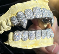 Couvre-dents personnalisés haut de gamme en argent S925 plaqué rhodium, avec logo, coupe classique Cœurs et Flèches, entièrement sertis de Moissanite, unisexe