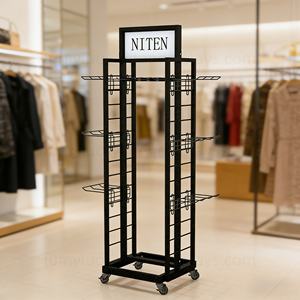 Étagères de sol en métal avec roulettes, panneaux latéraux en treillis métallique et crochets pour l'affichage de vêtements, chaussettes, accessoires vestimentaires en magasin de détail - Product Image 1