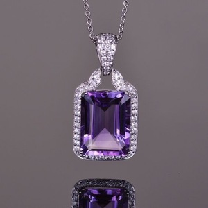 Ciondolo in Moissanite Argento 925 Placcato Rodio Taglio Smeraldo Viola Solitario Gioielli di Lusso da Donna per Uso Quotidiano - Product Image 1