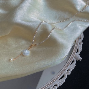 Collier en perles d'eau douce naturelles exquises avec turquoise artificielle, style minimaliste unique et luxueux - Product Image 2