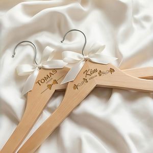 Cintres personnalisés, cintre en bois gravé pour la mariée et les demoiselles d'honneur, décorations pour le jour du mariage, souvenir - Product Image 1