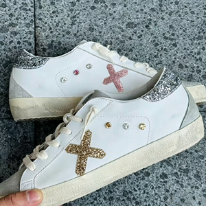 Chaussures de skate tendance de luxe avec talon doré et design à empiècements, chaussures décontractées antidérapantes, style délavé pour skateboard - Product Image 1