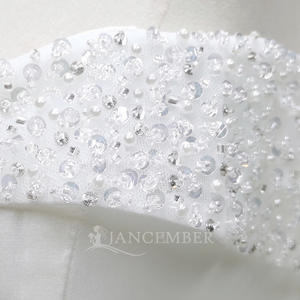 Robe de mariée élégante et moderne AM02 en satin, ornée de sequins, de fleurs, de dentelle longue et d'applications de cristaux pour femme - Product Image 6