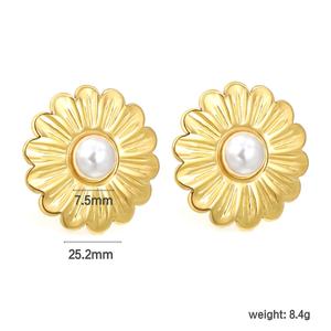 Boucles d'oreilles clous en perles plaquées or 18 carats, hypoallergéniques et inaltérables, en acier inoxydable, motif floral, pour femmes - Product Image 2