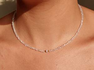 Collar de Cuentas de Cristal Transparente Facetado, Hecho a Mano, Personalizado, con Dije Dorado, Joyería Minimalista para Mujer - Product Image 5