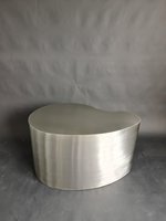 Leichter Luxus Einfacher fließender Wasser-Anzeige tisch Kreativer, speziell geformter Edelstahl-Couch tisch für Hotel-Wohnzimmer-Tee