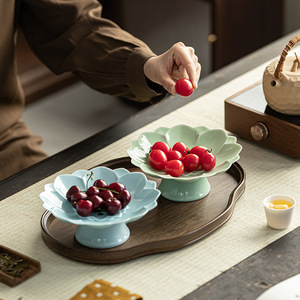 Assiette à fruits en céramique d'inspiration zen chinoise, forme de fleur, plat en porcelaine sur pied pour servir des collations lors de fêtes - Product Image 3