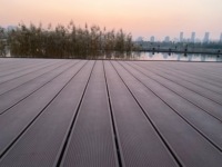 Planche de terrasse extérieure moderne en PVC avec surface en grain de bois Plancher de piscine WPC antidérapant et imperméable