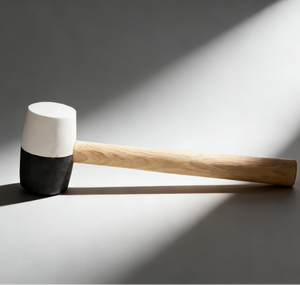 مطرقة مطاطية عالية الجودة قابلة للتخصيص بوجهين أسود-أبيض مع مقبض خشبي - Product Image 4