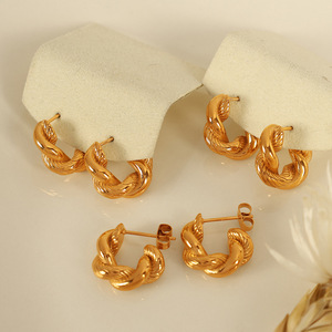 ต่างหูแบบห่วง ชุบทอง 18K ไทเทเนียมสตีล ดีไซน์บิดเกลียว รูปทรงตัวยู แฟชั่นสไตล์ไม่สมมาตร - Product Image 1