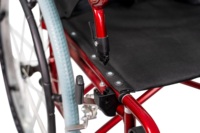 Fauteuil roulant léger en aluminium autopropulsé avec accoudoirs relevables, repose-pieds pivotants et frein d'assistance – Fournisseur OEM d'usine