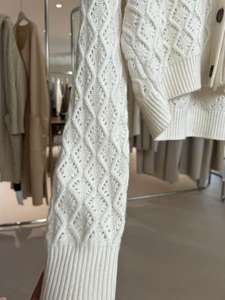 Pull en laine/cachemire pour femme luxueux à col en V, tricoté à l'ordinateur, blanc, logo sur le devant, élégant, décontracté, superposable, respirant, stylé - Product Image 5