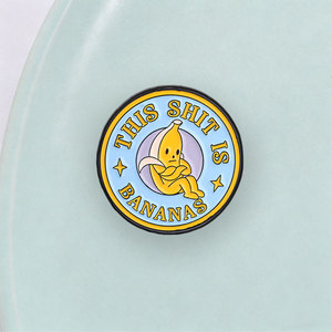 Pin esmaltado de plátano azul y amarillo con letras impresas, broche redondo para decoración de uso diario - Product Image 1