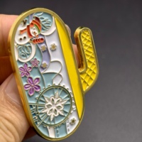 Broche en émail souple personnalisée en gros, motif paysage d'hiver avec contour ondulé, pour événements sportifs sur glace, souvenir pour visiteurs et articles promotionnels